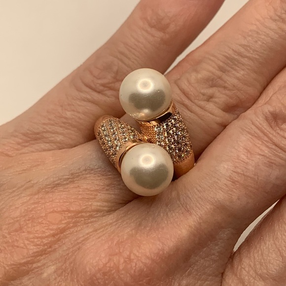 SHELL PEARL SIMULATED DIAMOND RING - Picture 2 of 8